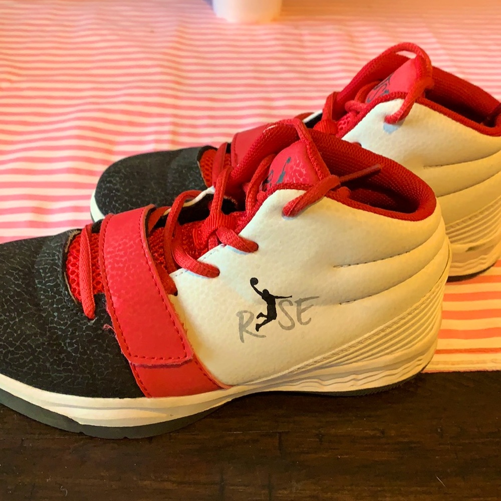 Basketball shoes